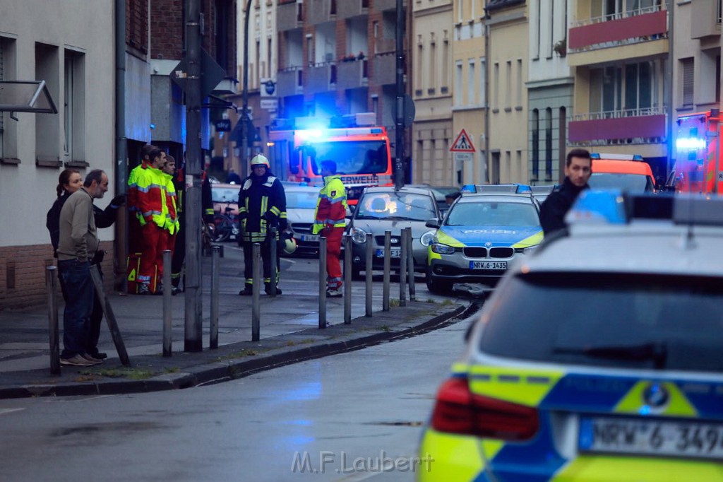 Einsatz BF Pol SEK Bedrohungslage Koeln Buchheim Herlerstr P09.jpg